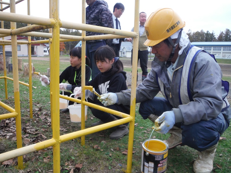 鹿追町立通明小学校　遊具のペンキ塗装（令和元年10月26日）