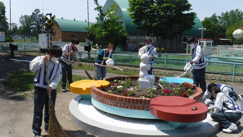 おびひろ動物園　花壇整備および周辺清掃作業（令和3年6月10日）