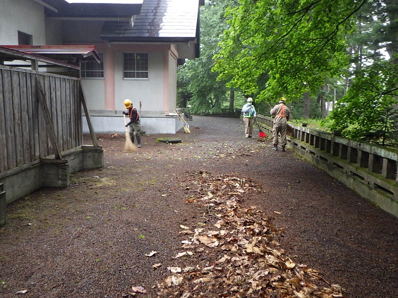 芽室神社　境内等の清掃活動（令和3年8月23日）